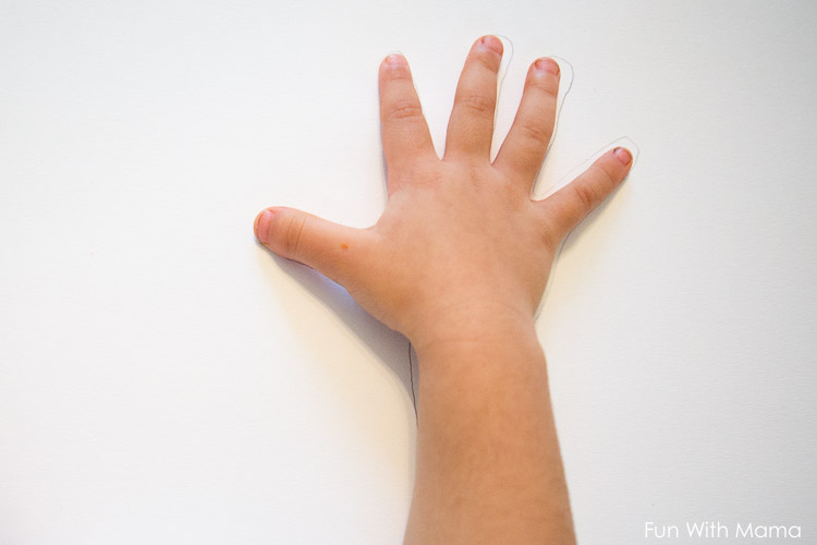 trace toddlers hand