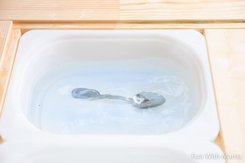 a spoon sinks in the sink or float experiment